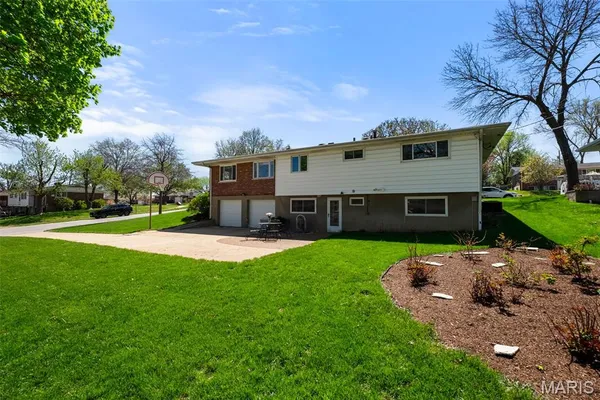 $350,000 | 10131 Glenfield Terrace, St. Louis, MO 63126