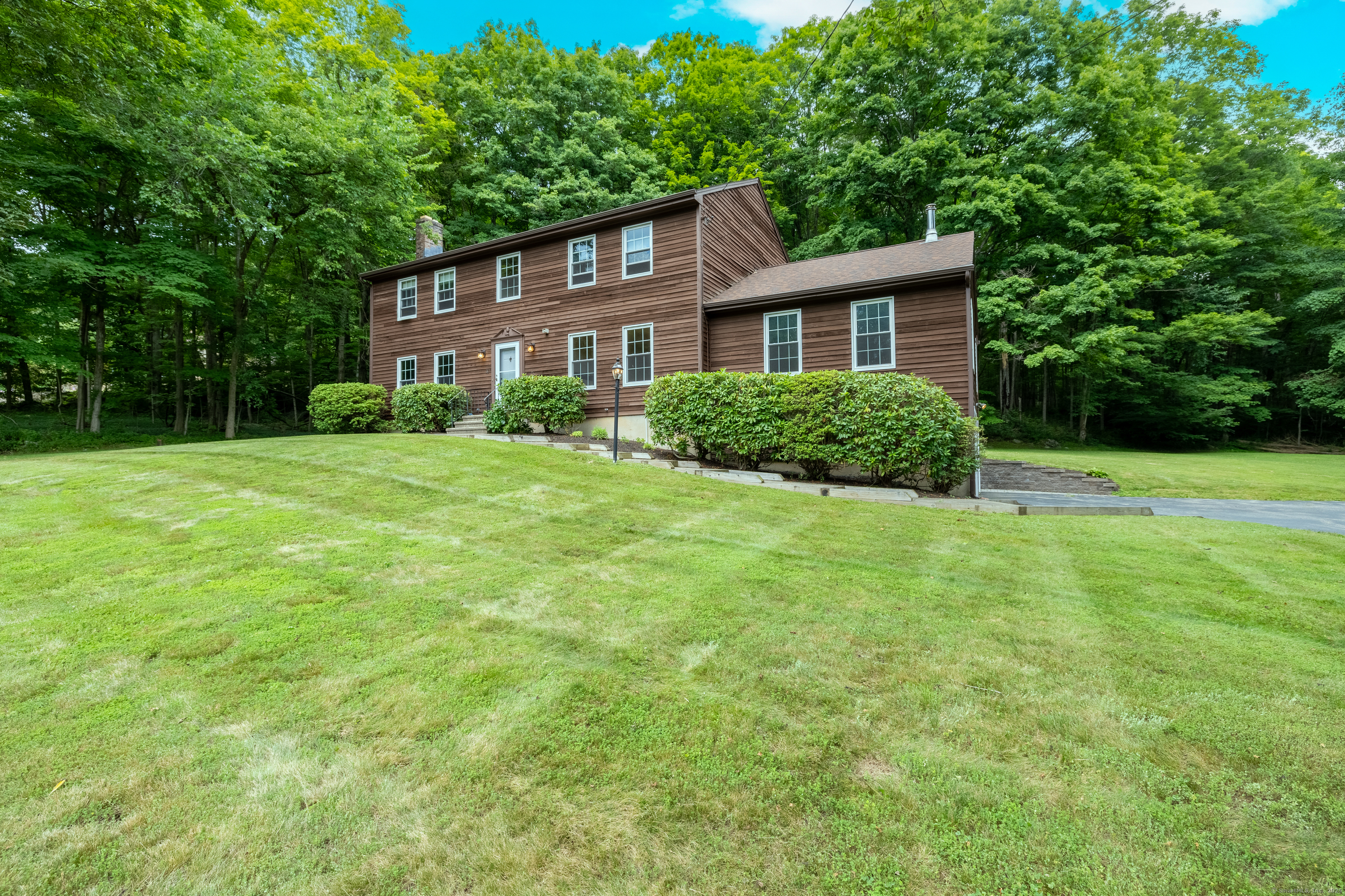 a view of a house with backyard and garden