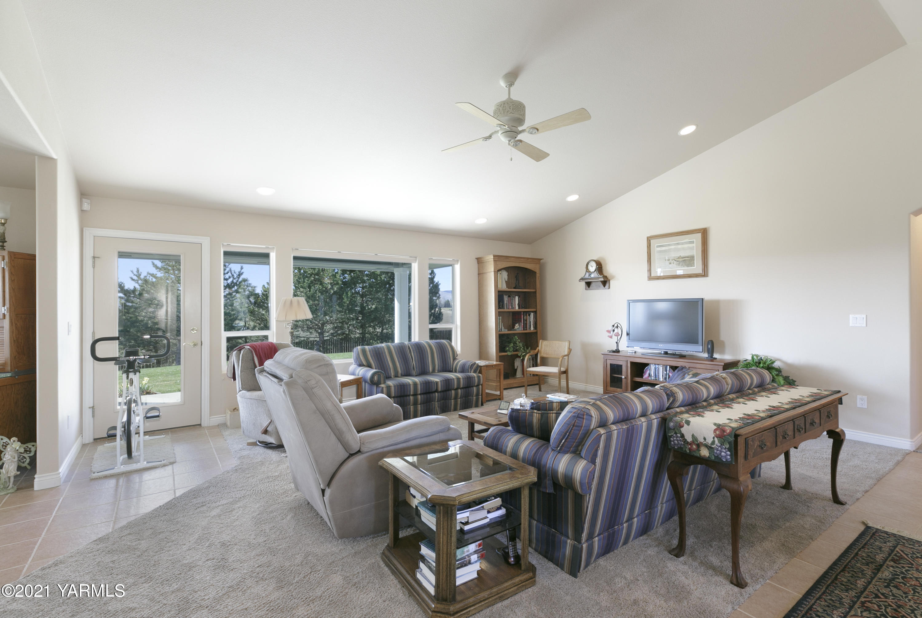 15016 Fisk Road Yakima, WA 98908 - Photo 14 of 29 a living room with furniture and a window