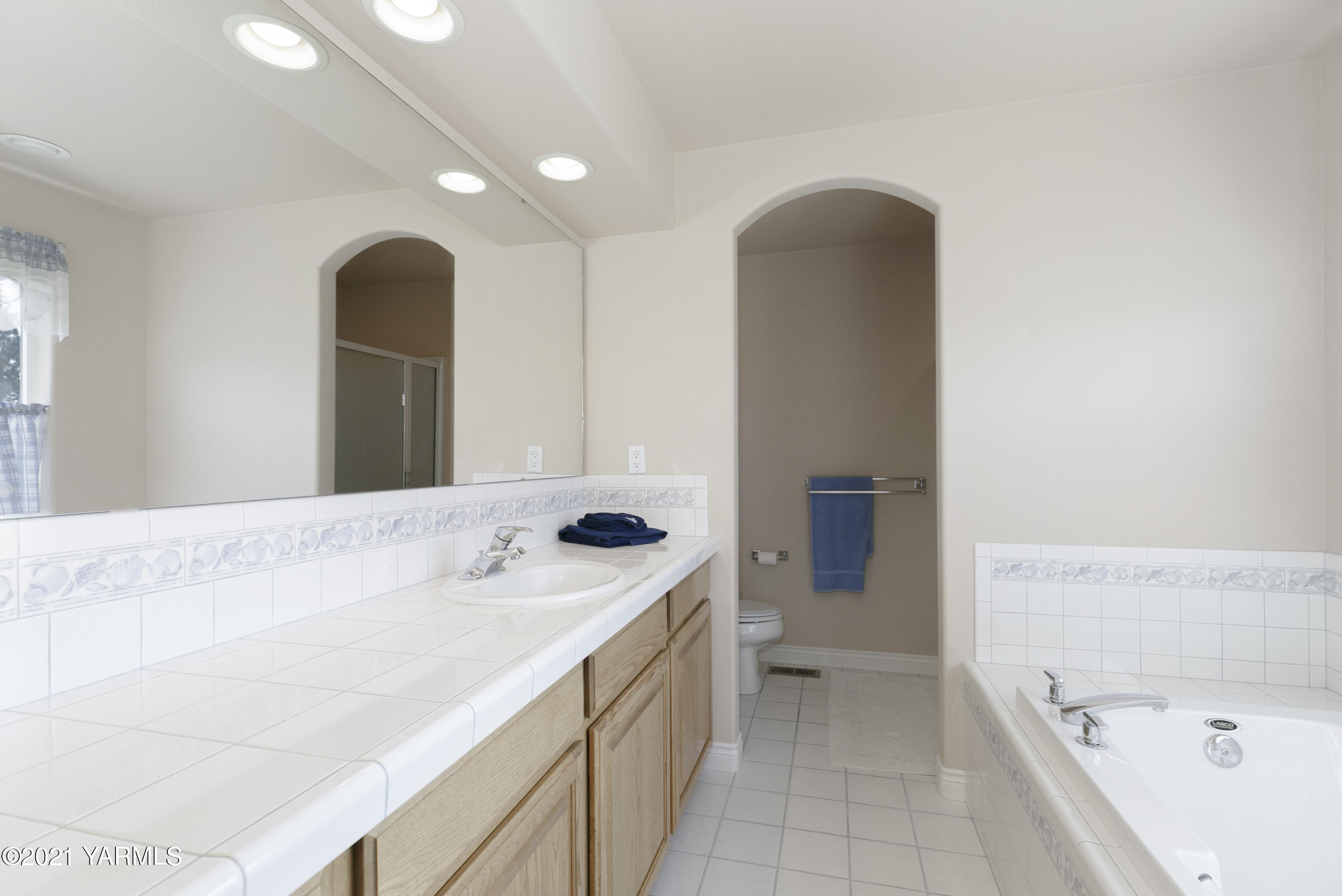 15016 Fisk Road Yakima, WA 98908 - Photo 22 of 29 a spacious bathroom with a tub sink and mirror