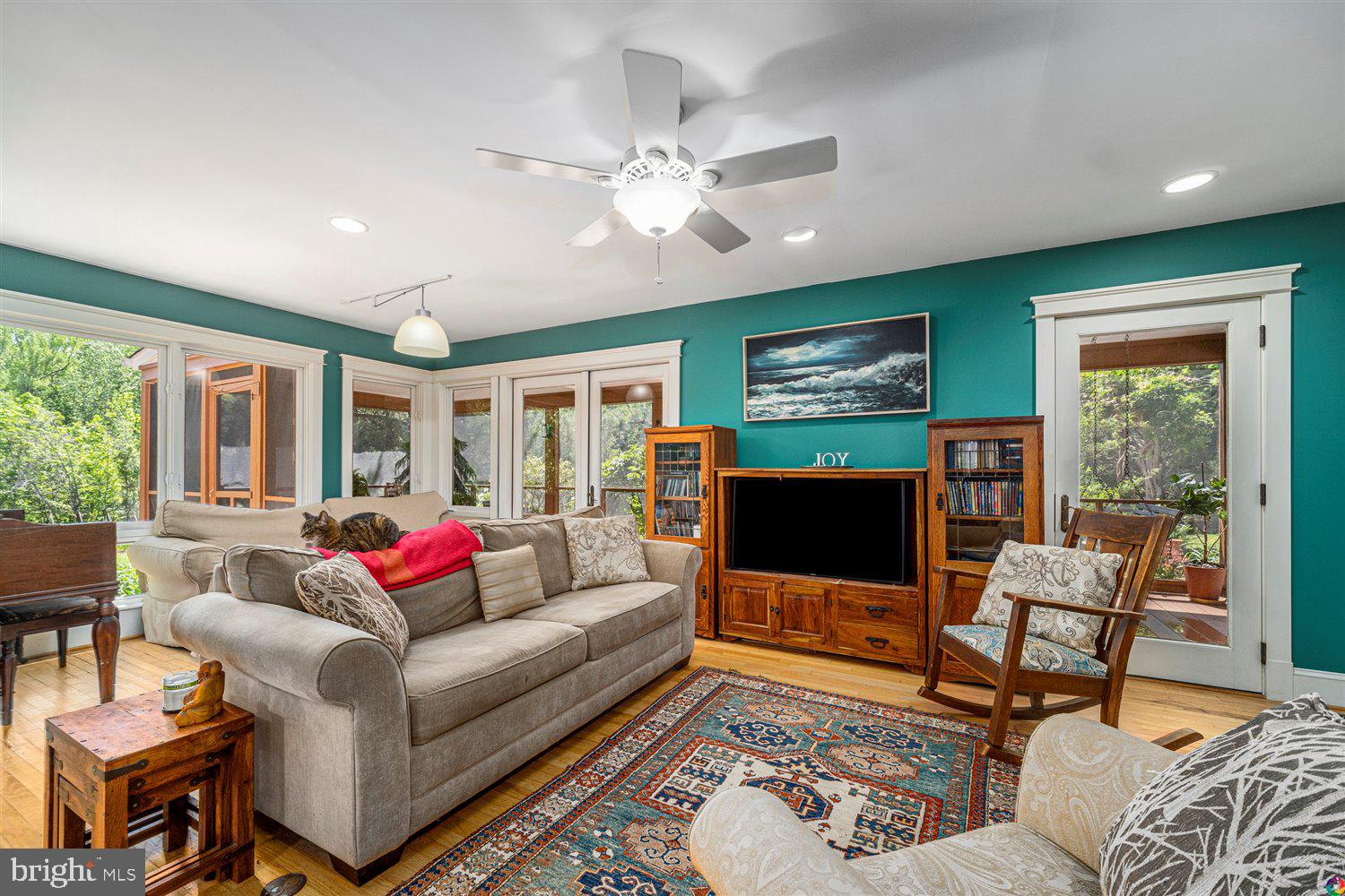 32 Manse Road Fredericksburg, VA 22406 - Photo 16 of 54 Bright and airy family room w/ceiling fan.