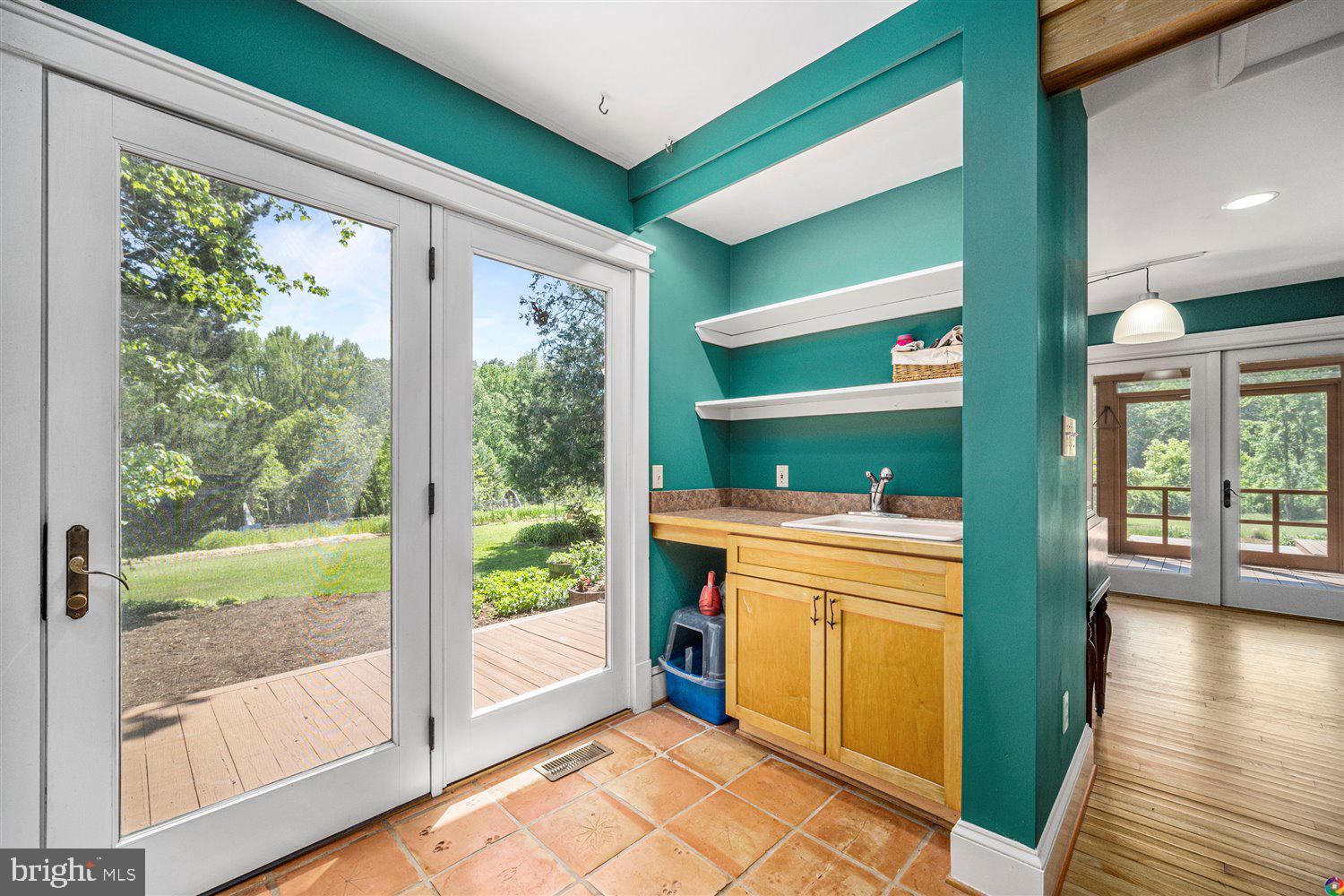 32 Manse Road Fredericksburg, VA 22406 - Photo 21 of 54 Wet bar or garden center w/easy access to patio.