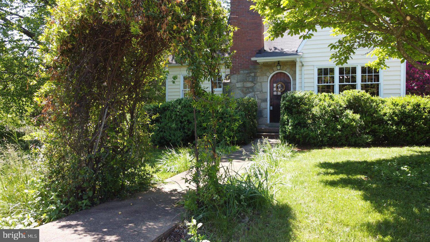 32 Manse Road Fredericksburg, VA 22406 - Photo 5 of 54 The property abounds with beautiful greenery.