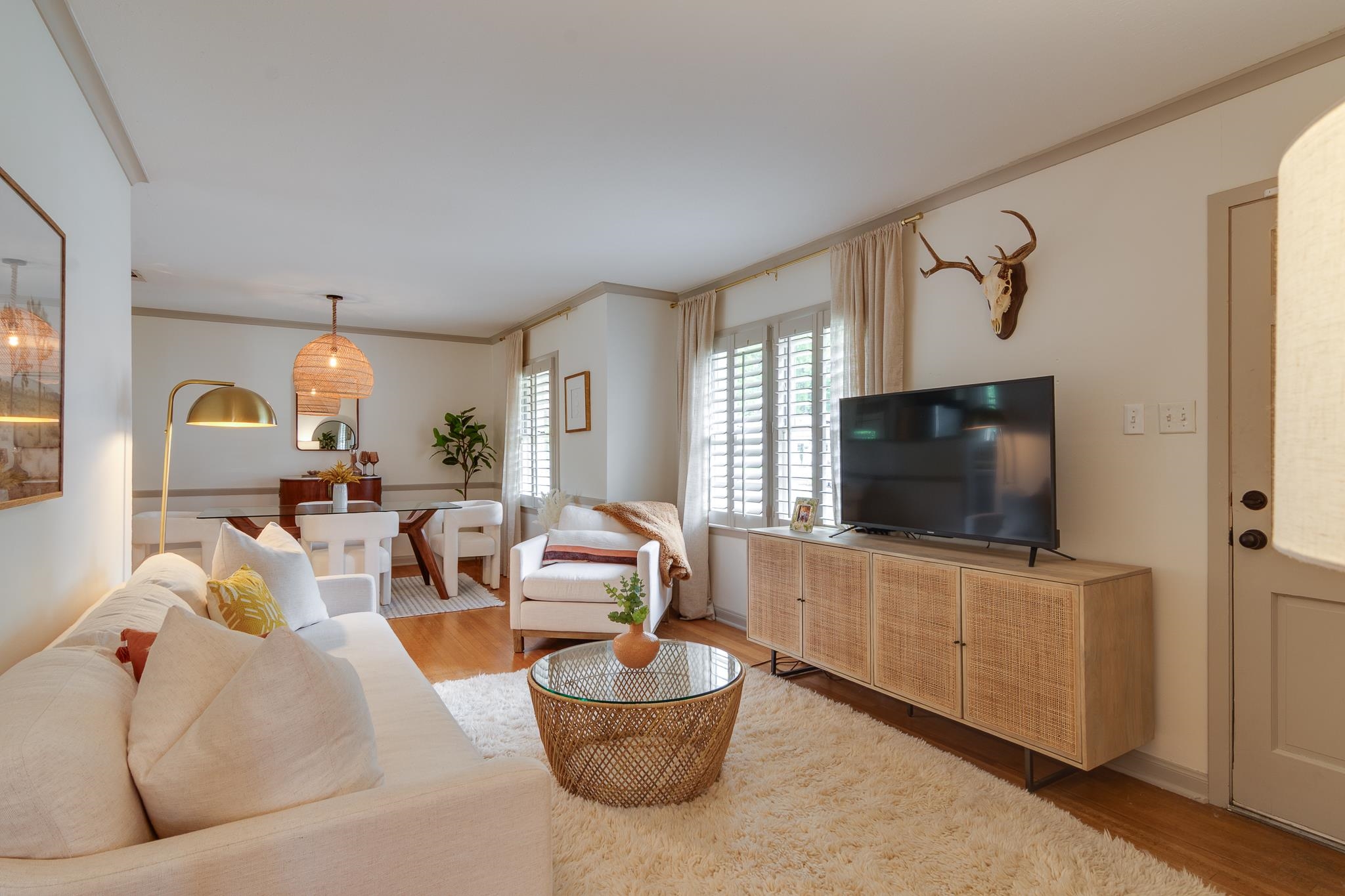 4952 Mockingbird Lane Memphis, TN 38117 - Photo 5 of 28 a living room with furniture and a flat screen tv