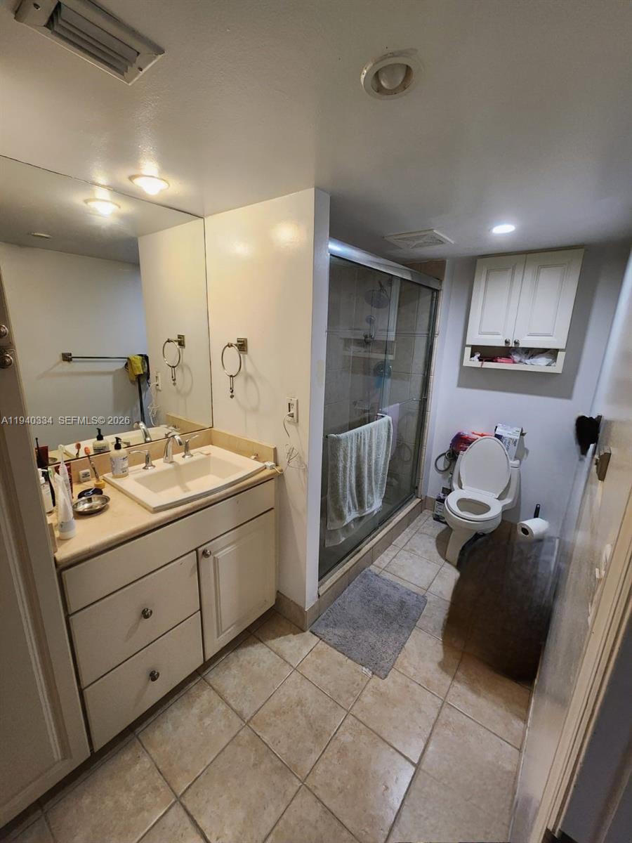 290 174th Street, Unit 1908 Sunny Isles Beach, FL 33160 - Photo 28 of 29 a spacious bathroom with a sink mirror and tub