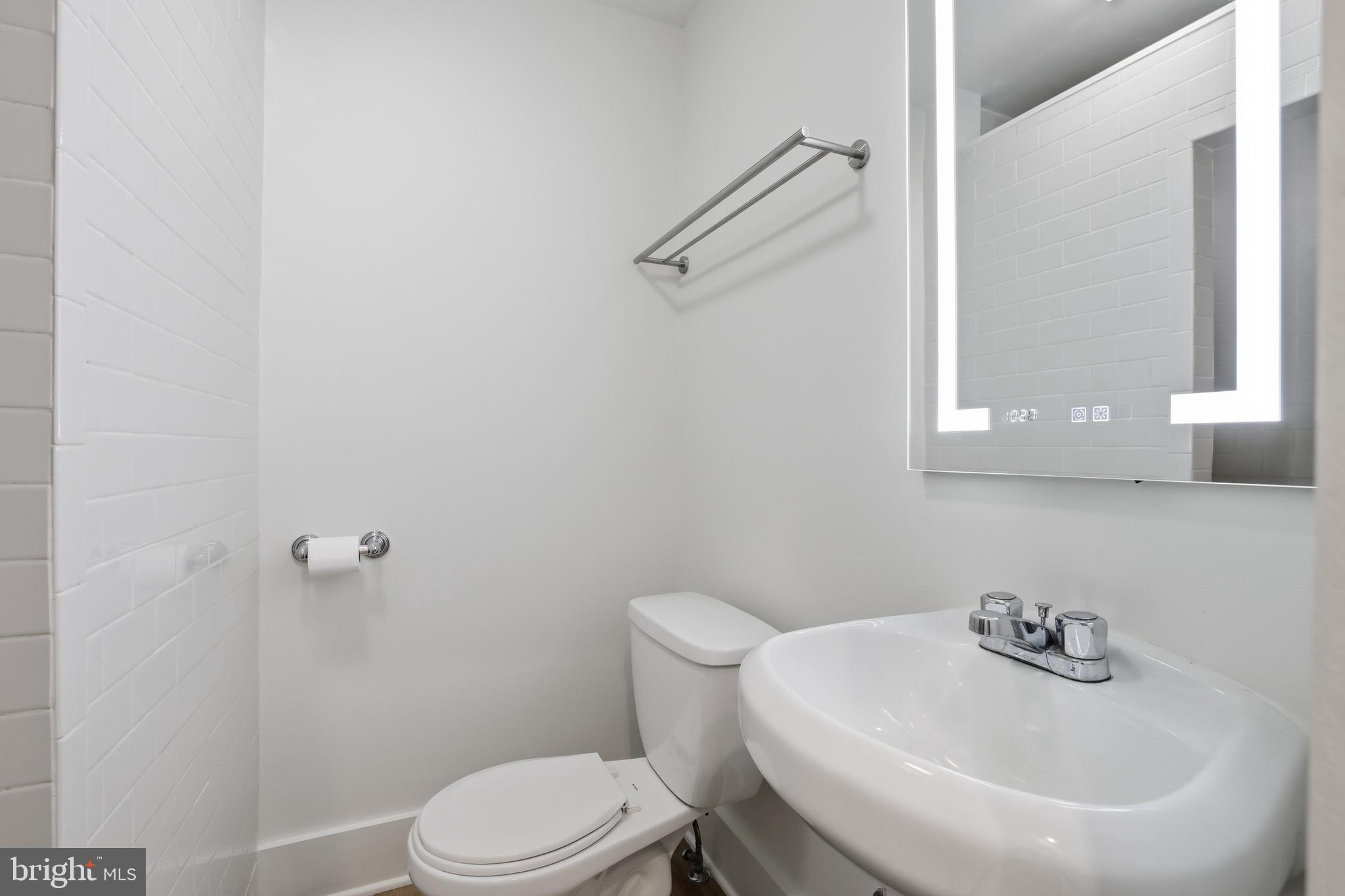 17781 Roxbury Hall Road Leesburg, VA 20175 - Photo 72 of 107 a bathroom with a sink a mirror and a toilet