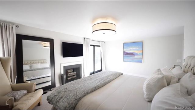 a en suite bathroom with a double vanity sink and a mirror