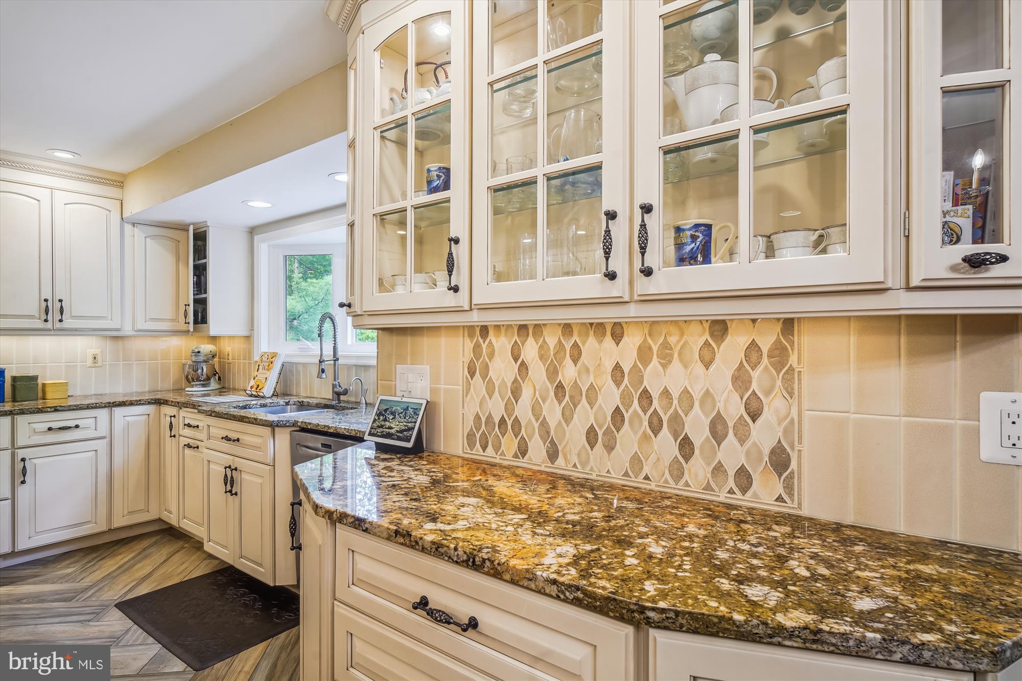 24709 Kings Valley Road Damascus, MD 20872 - Photo 26 of 110 Gourmet Kitchen-custom built dry side bar/buffet