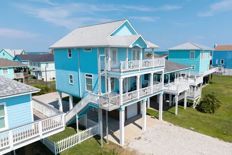 $519,000 | 128 Mar Vista Court, Surfside Beach, TX 77541