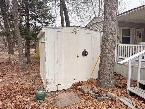 a view of a house with backyard and trees