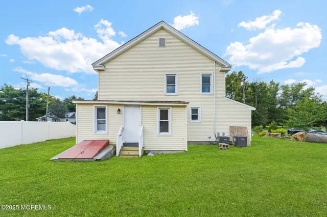a view of a house with backyard