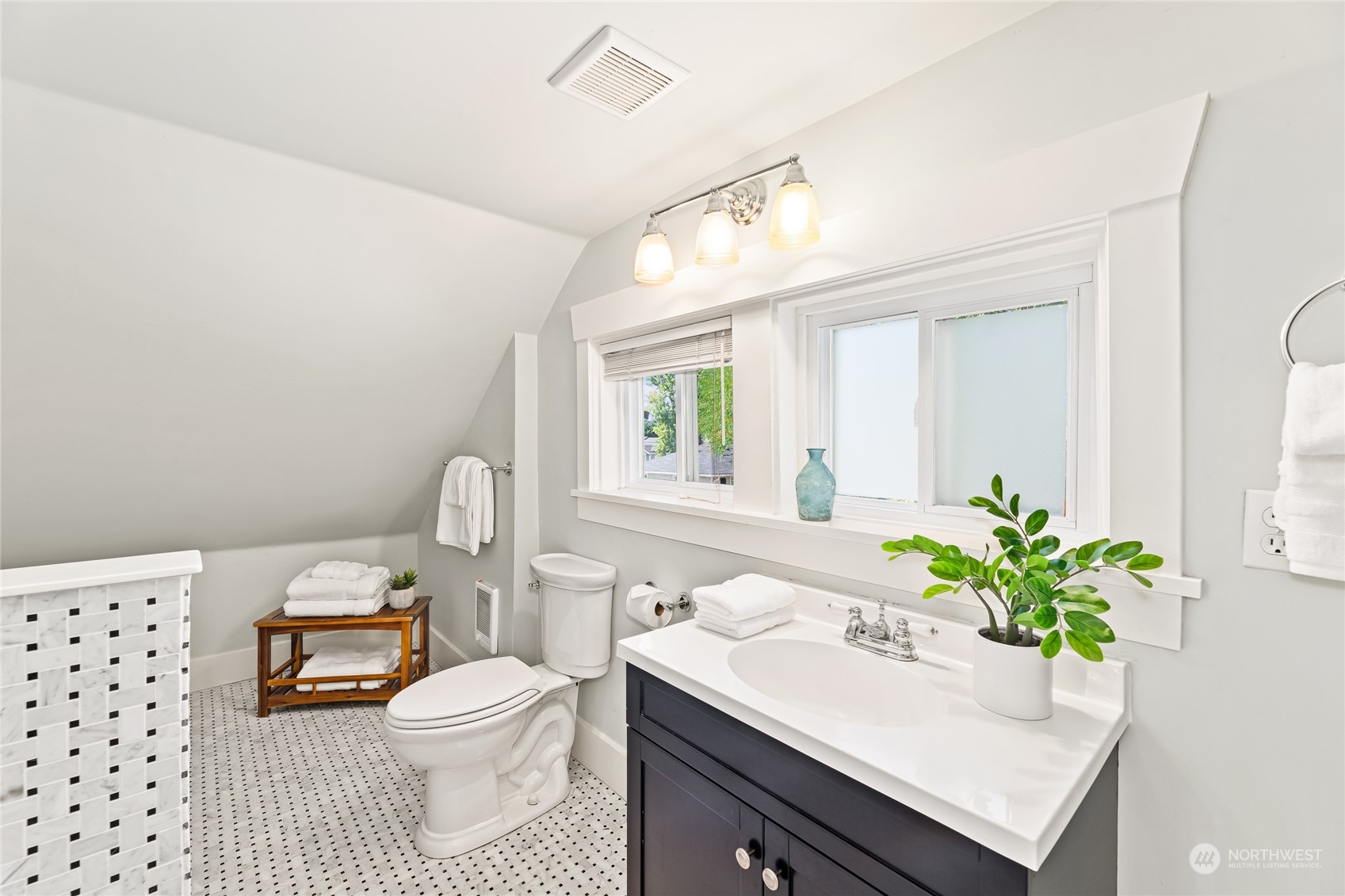 7631 46th Avenue South Seattle, WA 98118 - Photo 15 of 23