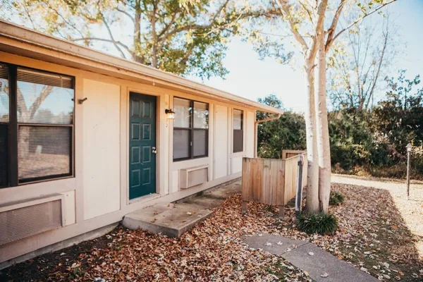 a view of a entrance gate of the house