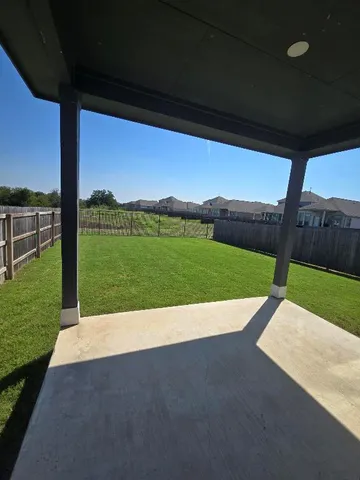 a view of a back yard