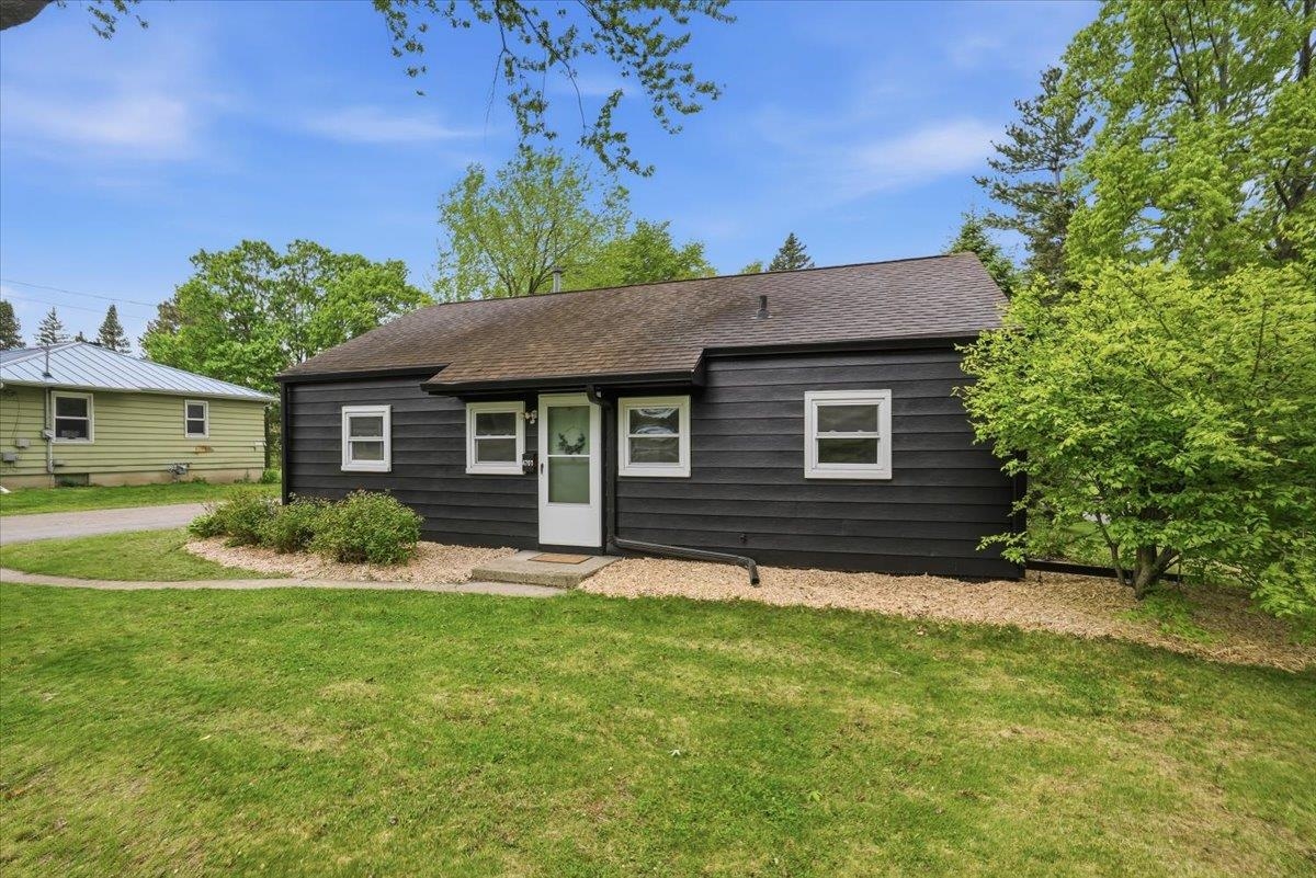 4701 Shore Acres Road Monona, WI 53716 - Photo 4 of 37