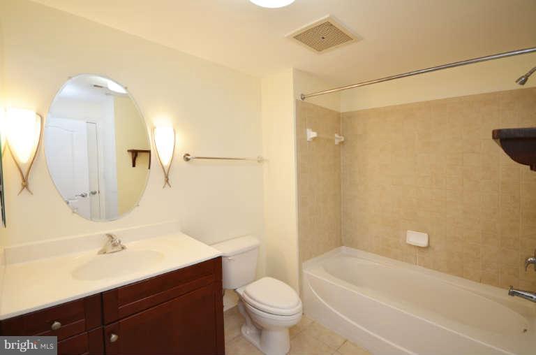 1111 11th Street Northwest, Unit 902 Washington, DC 20001 - Photo 13 of 20 Bath (Master)