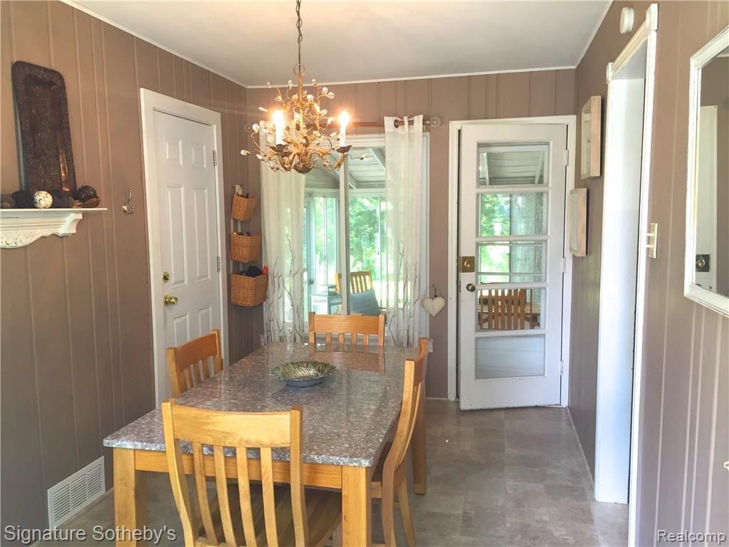 16451 Rougeway Street Livonia, MI 48154 - Photo 3 of 30
