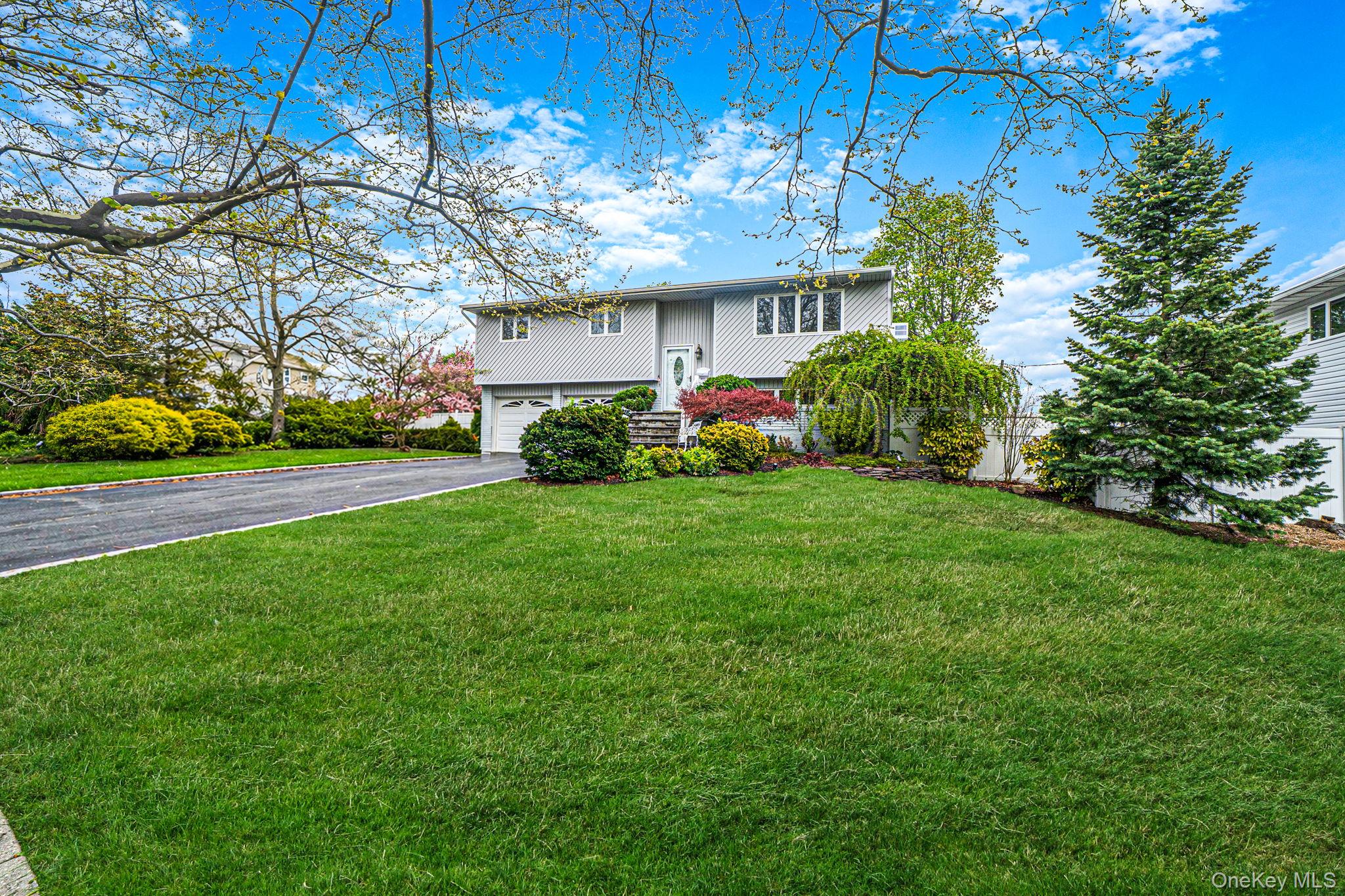 6 Oatley Place Commack, NY 11725 - Photo 1 of 1
