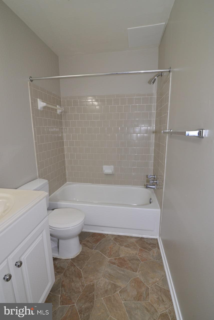 20950 Timber Ridge Terrace, Unit 103 Ashburn, VA 20147 - Photo 18 of 30 Bath (Master)