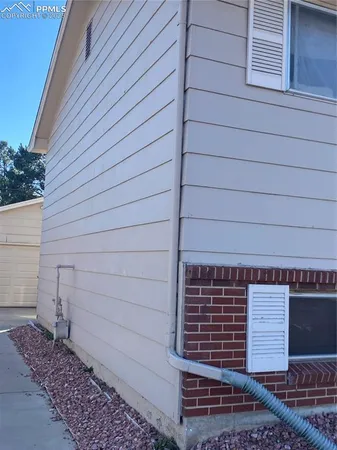 a view of a pathway with a yard