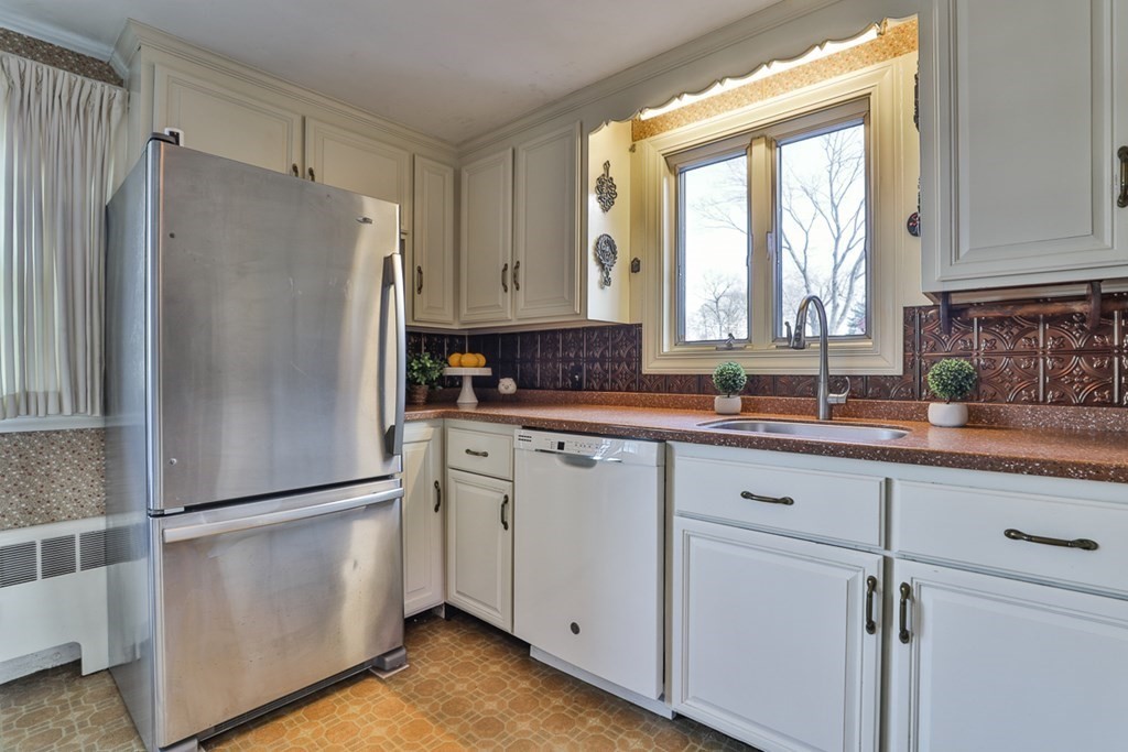 40 Hillcrest Road Wakefield, MA 01880 - Photo 2 of 40 Gallery Image 2