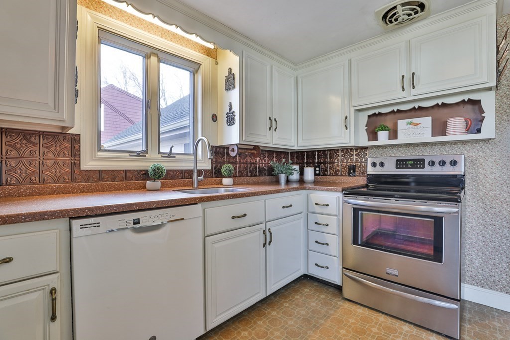 40 Hillcrest Road Wakefield, MA 01880 - Photo 3 of 40 Gallery Image 3