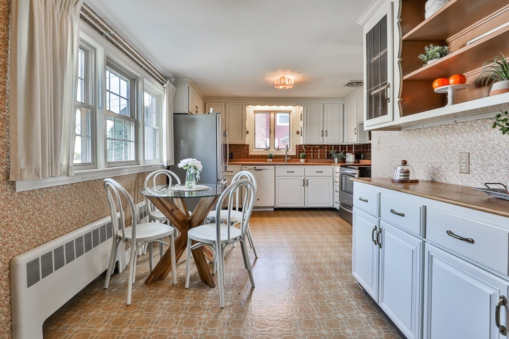 40 Hillcrest Road Wakefield, MA 01880 - Photo 4 of 40 Gallery Image 4