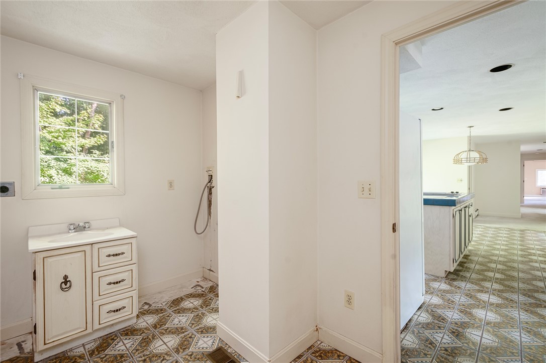 31 Lennon Road Lincoln, RI 02865 - Photo 8 of 40 Gallery Image 8