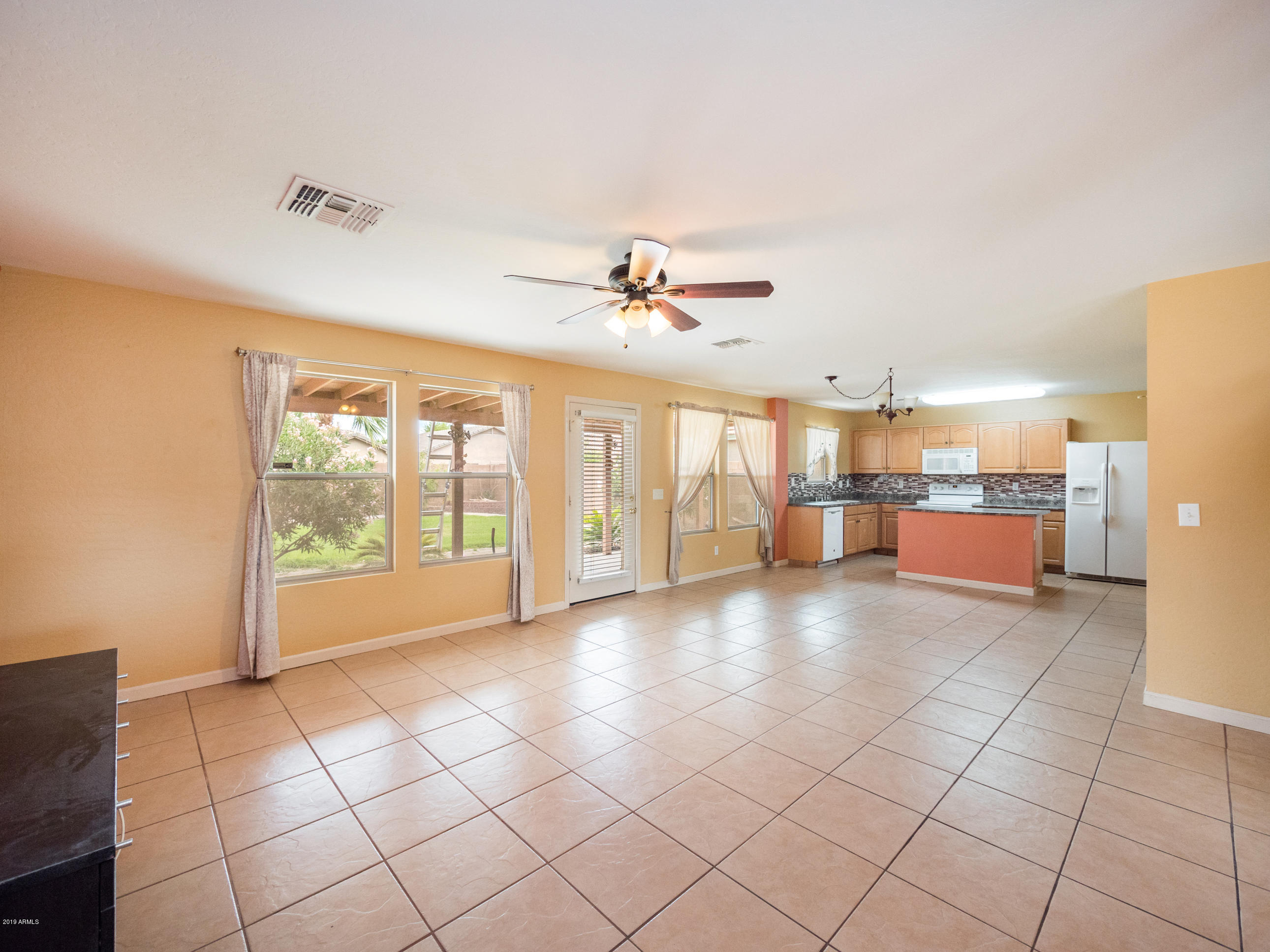 3148 West Carson Road Phoenix, AZ 85041 - Photo 16 of 44 Family/Kitchen