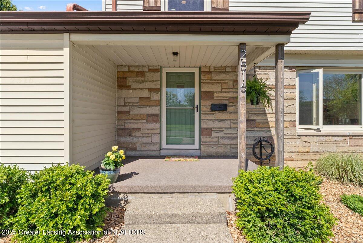 2516 Chatham Road Lansing, MI 48910 - Photo 4 of 40 33-Media Jett - 33