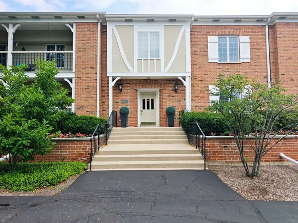 $340,000 | 1528 West Shire Circle, Unit 1A, Inverness, IL 60067