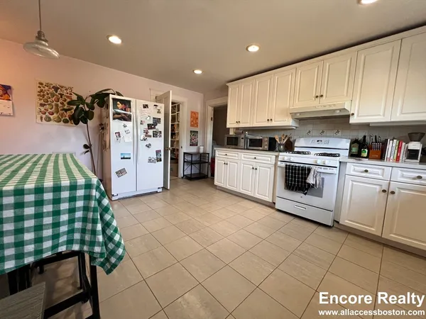 $6,750 | 9 Kenwood Street, Unit 1, Brookline, MA 02446