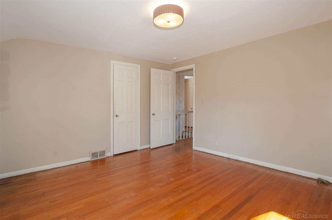 1590 Fairholme Road Grosse Pointe, MI 48236 - Photo 22 of 32 50008341-21.JPG