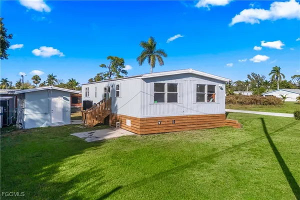 a view of a house with a yard