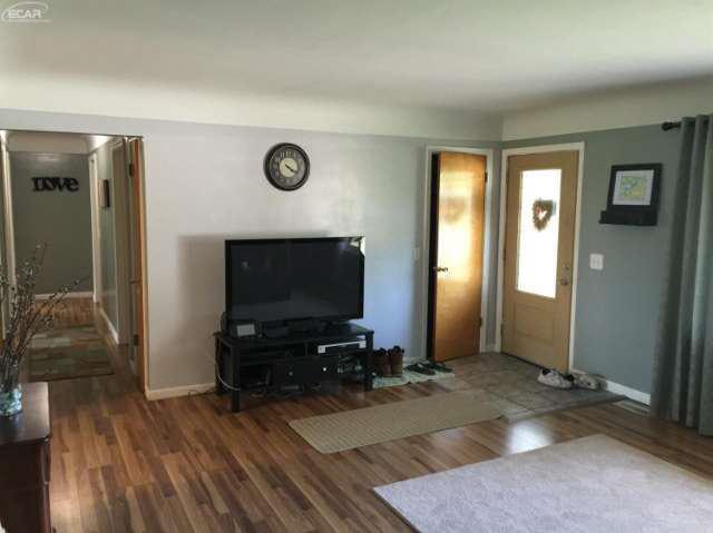 12081 Reid Road Durand, MI 48429 - Photo 13 of 21 21212529-12.JPG