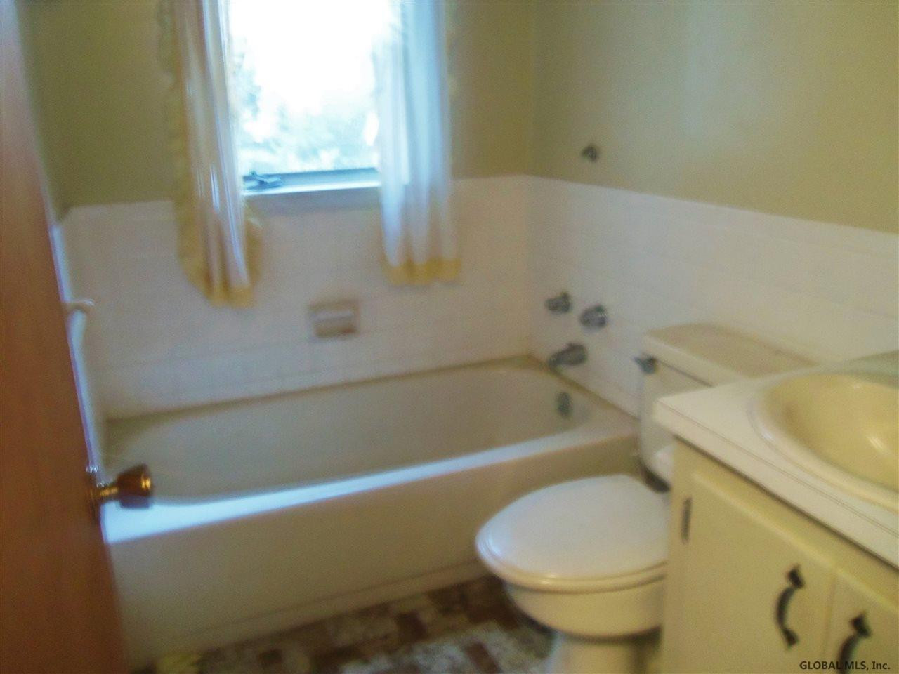 696 Lisha Kill Road Niskayuna, NY 12309 - Photo 14 of 17 Second Floor Full Bath