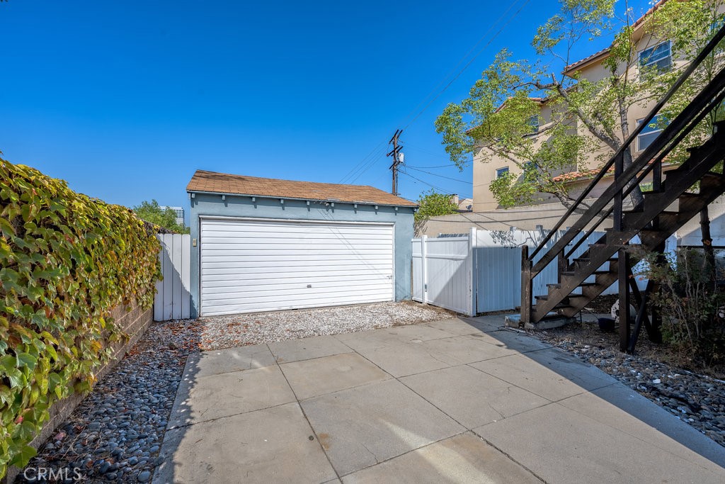 711 North Howard Street Glendale, CA 91206 - Photo 17 of 20 a view of backyard with plants and outdoor seating