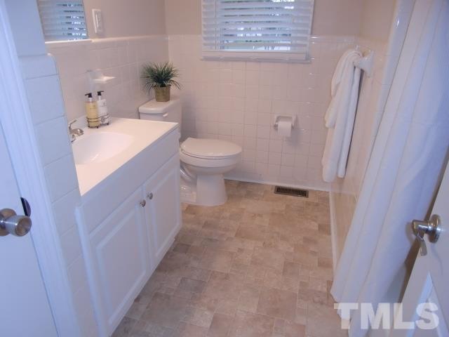 302 Jackson Road Dunn, NC 28334 - Photo 14 of 25 New Fixtures, Vinyl Floor, Ceramic Tub & Surround, Linen Closet