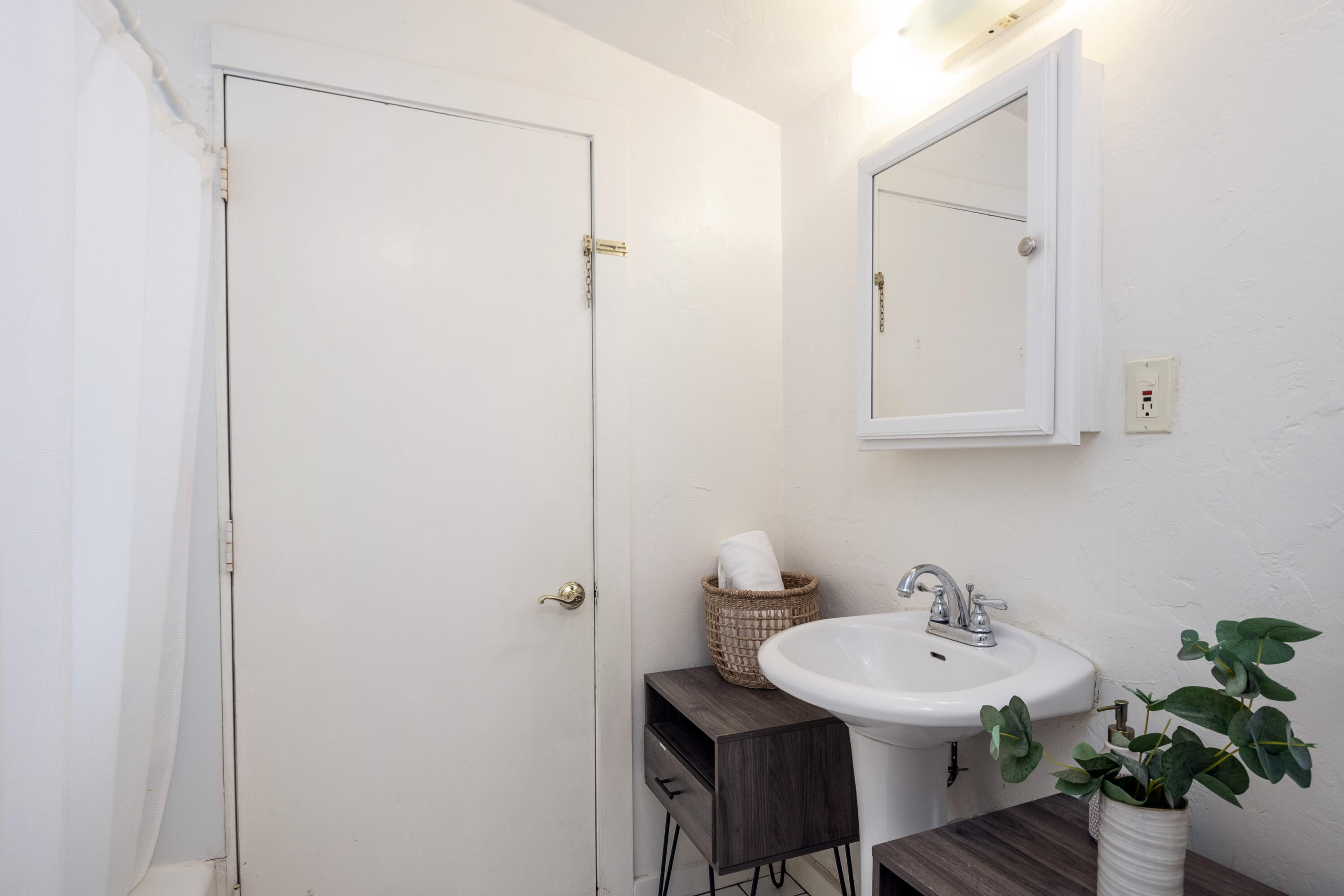 269 Oak Road Montecito, CA 93108 - Photo 18 of 35 Rear Cottage (Left)