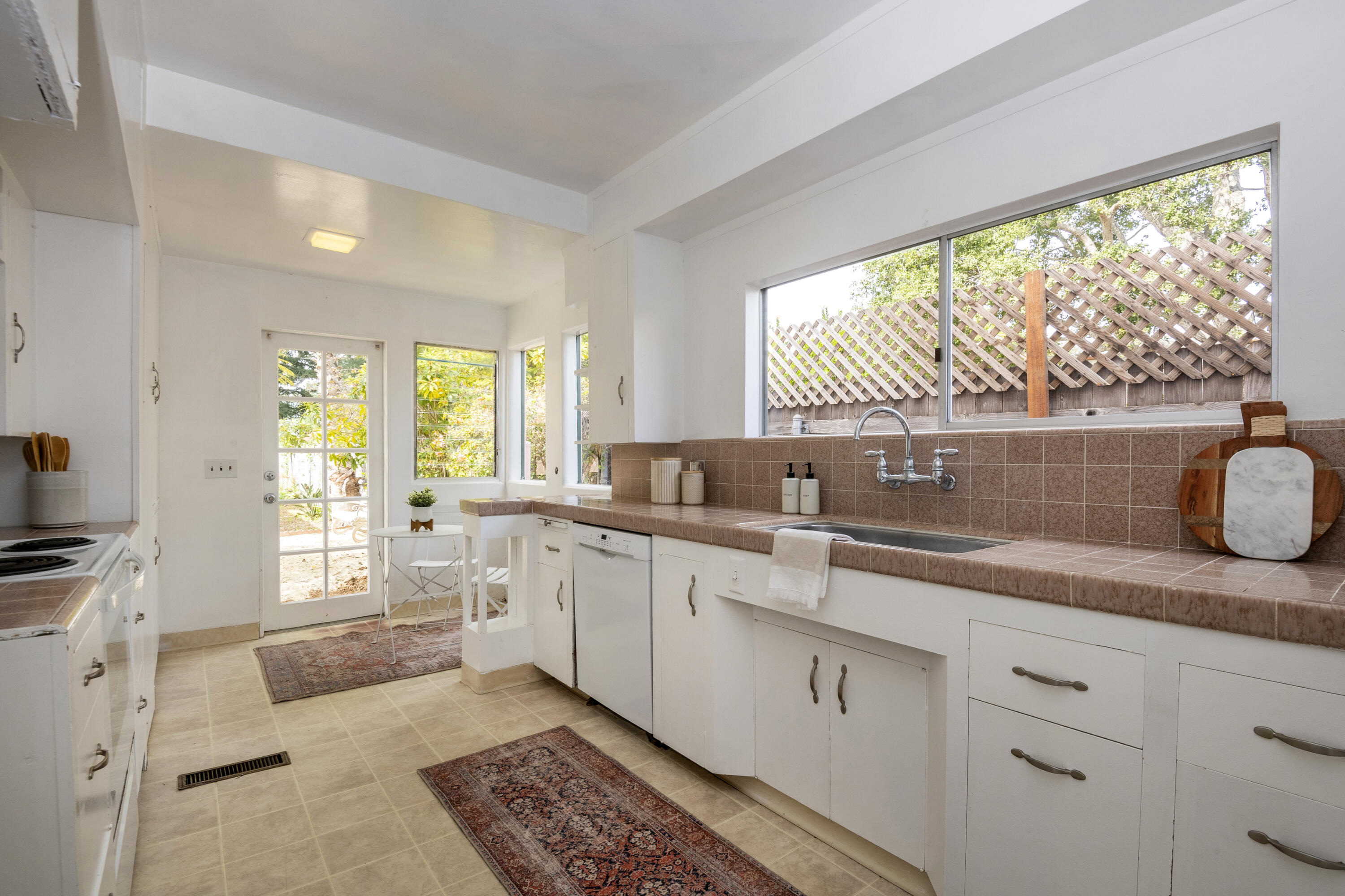 269 Oak Road Montecito, CA 93108 - Photo 9 of 35 Kitchen