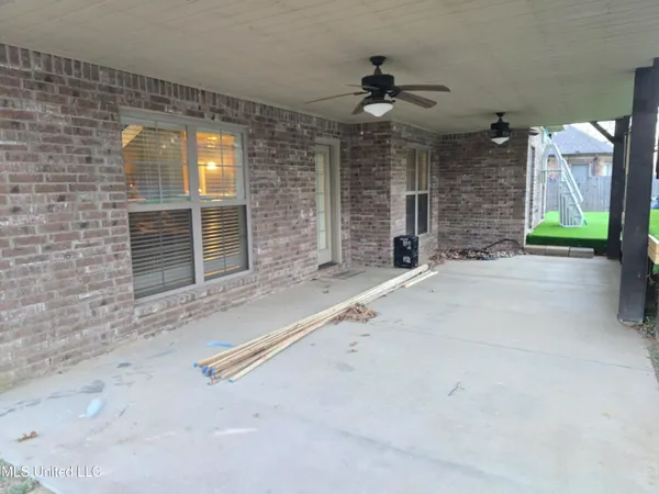 $437,000 | 3327 Chateau Pointe Boulevard, Southaven, MS 38672