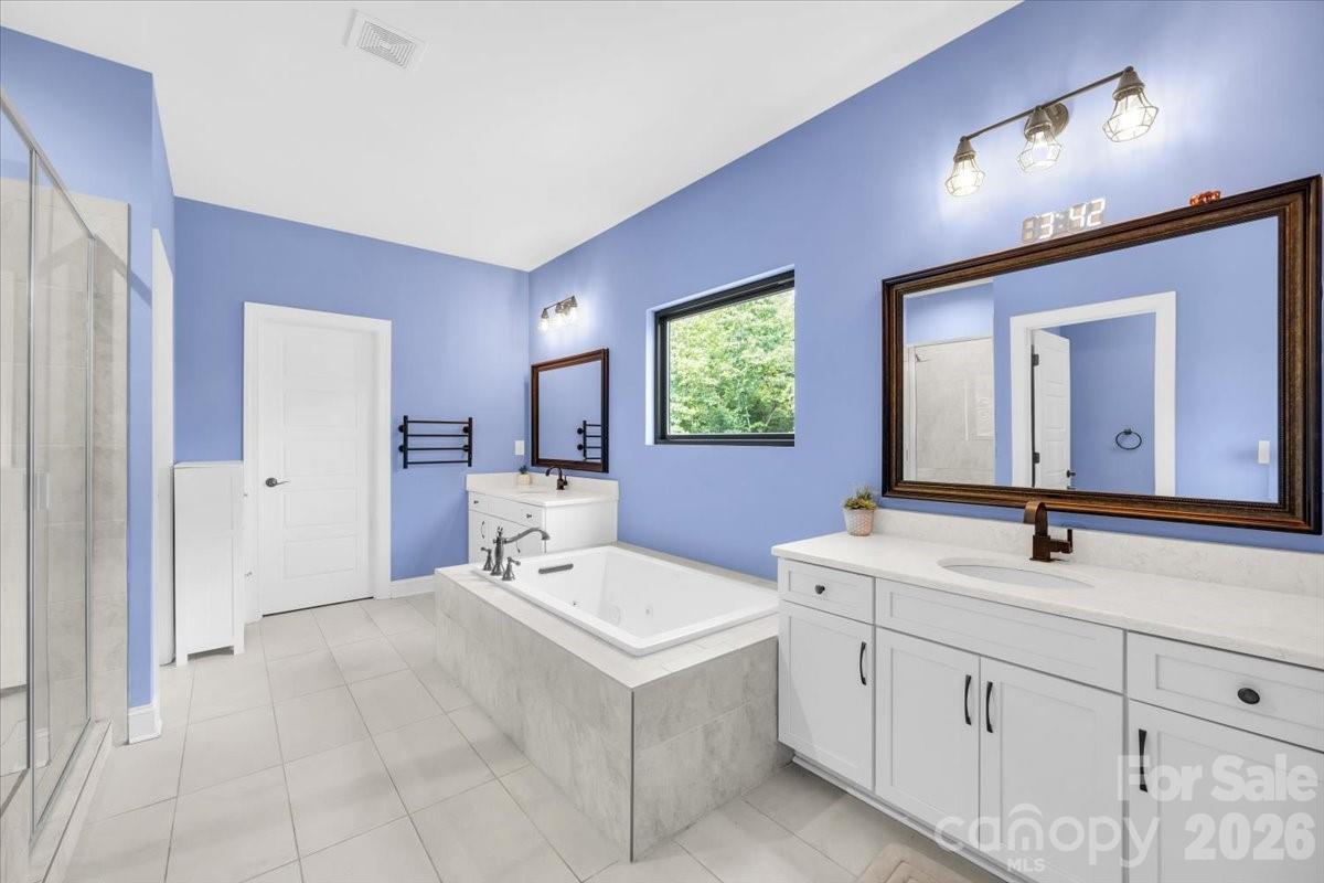 1194 99 Island Road Blacksburg, SC 29702 - Photo 22 of 47 a en suite bathroom with 2 sink bathtub and a mirror