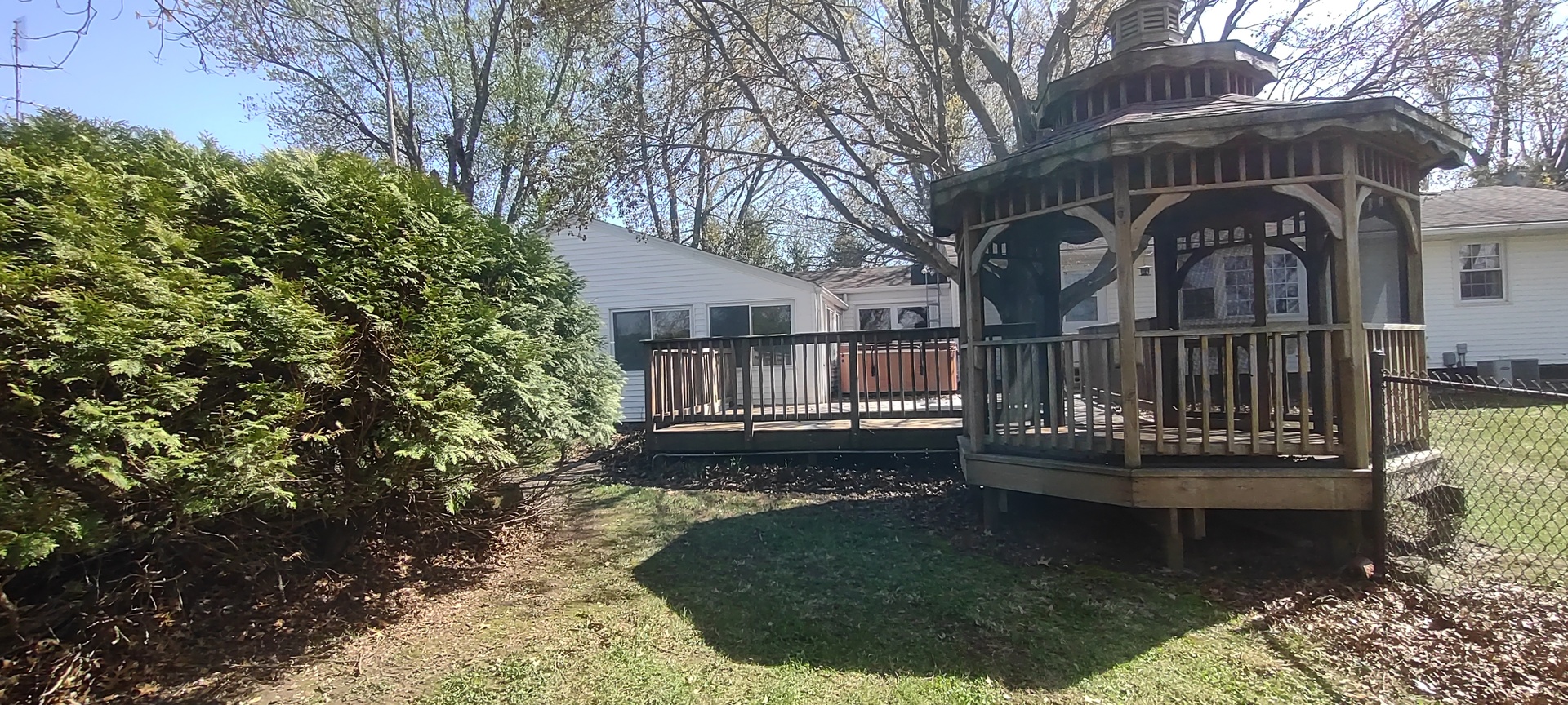 2 Holly Road Sterling, IL 61081 - Photo 4 of 19 a view of a house with a yard