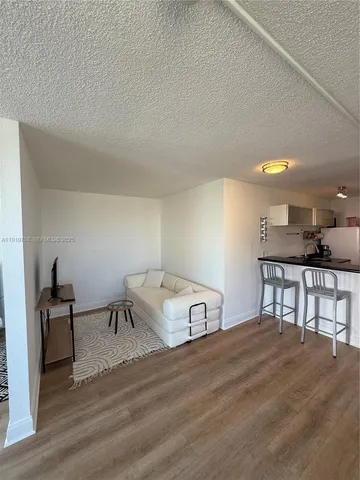 $2,700 | 1255 Collins Avenue, Unit 505, Miami Beach, FL 33139