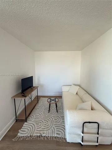 $2,700 | 1255 Collins Avenue, Unit 505, Miami Beach, FL 33139