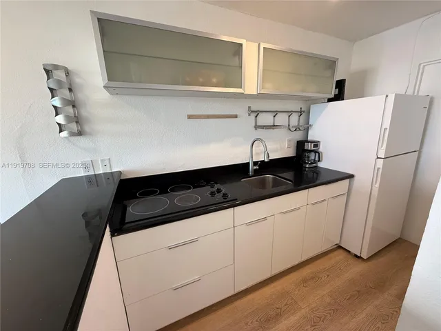 $2,700 | 1255 Collins Avenue, Unit 505, Miami Beach, FL 33139