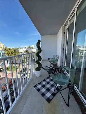 $2,700 | 1255 Collins Avenue, Unit 505, Miami Beach, FL 33139