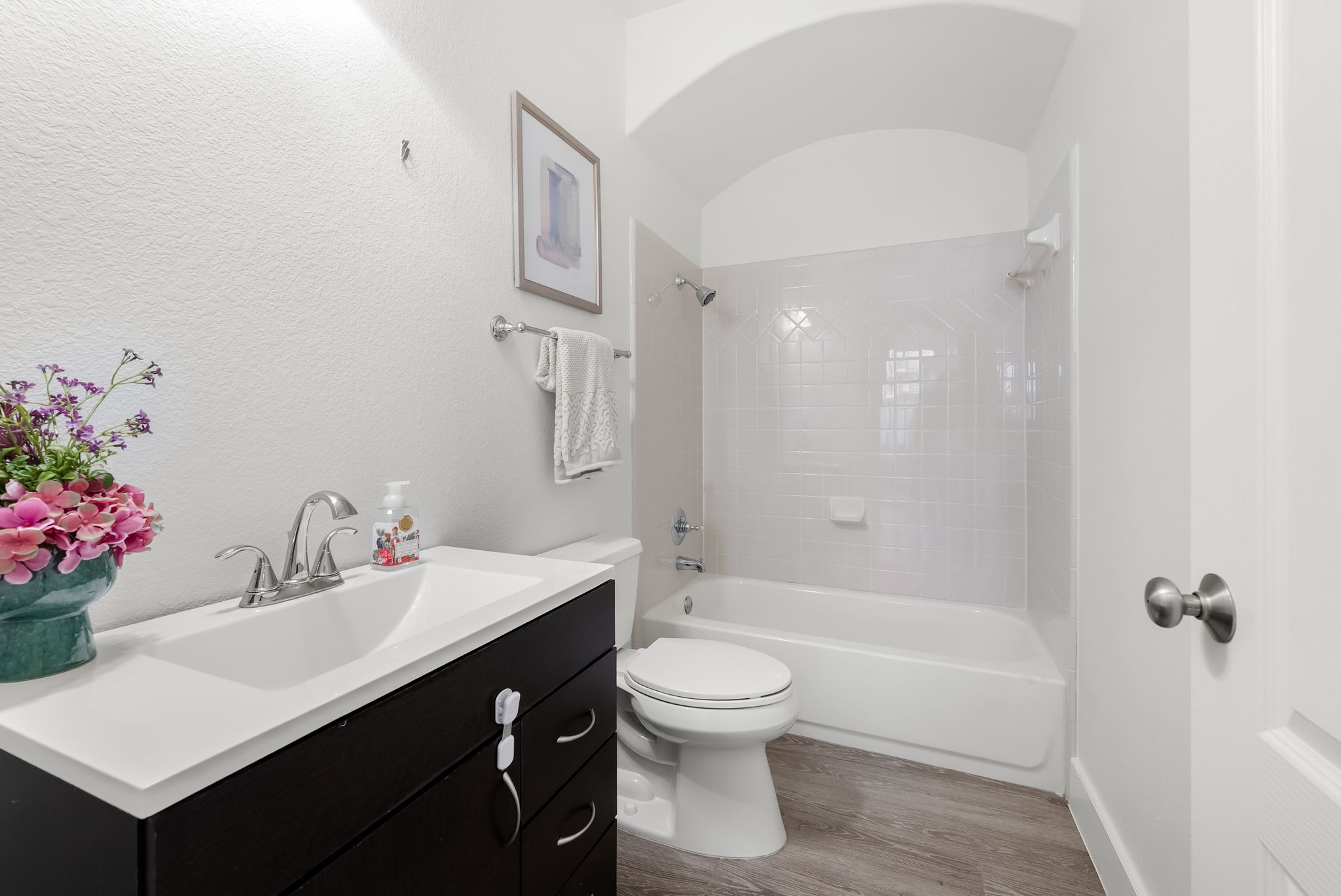 2308 Via Cordova Court Austin, TX 78732 - Photo 11 of 40 Main floor full bath.