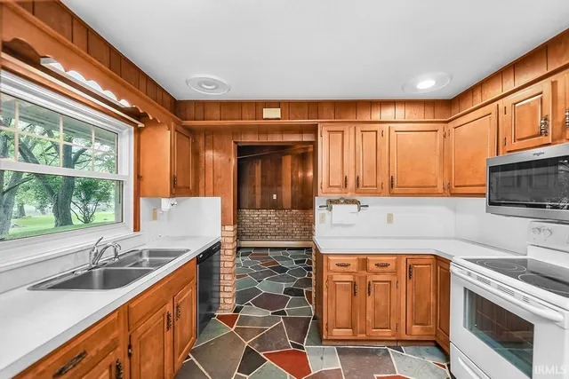 $359,000 | 20484 County Road 8, Bristol, IN 46507