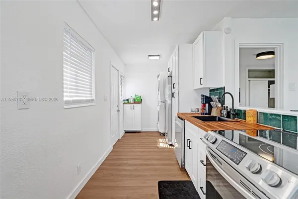 $2,000 | 754 Northeast 40th Street, Unit A, Fort Lauderdale, FL 33334